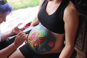 baby shower jardin d'été réunion fille dessin ventre femme enceinte grossesse cadeau art prénatal animation maquillage maquilleuse lyon artiste peintre