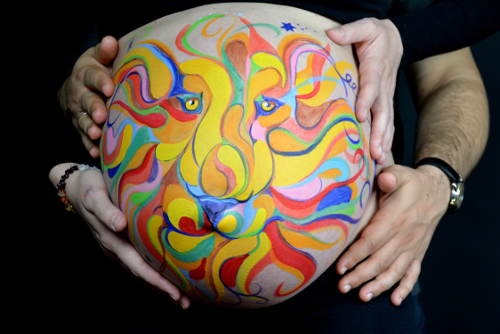belly-painting-bebe-lion-foire-de-lyon-couleur.jpg