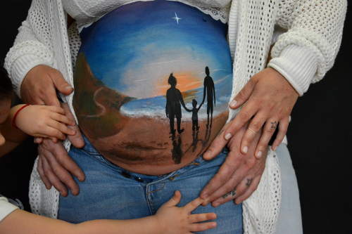 belly-painting-bebe-plage-parents-Almeria.jpg