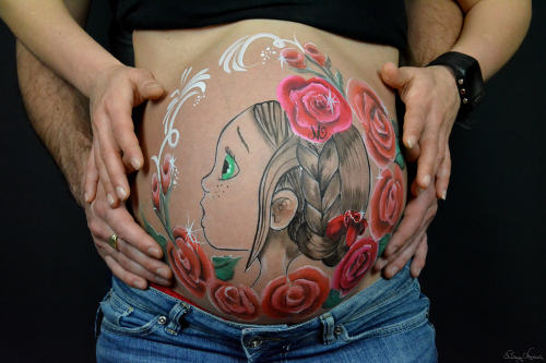 belly-painting-petite-fille-aux-yeux-verts-roses.jpg