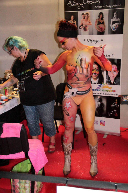 body-painting-cowbow-backstage-salon-festival.jpg
